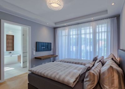 Schlafzimmer mit Flatscreen in der Ferienwohnung Pier in Binz