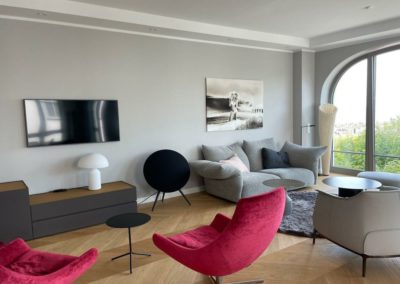 Wohnzimmer mit modernen Polstermöbel und Bang & Olufsen Hifi