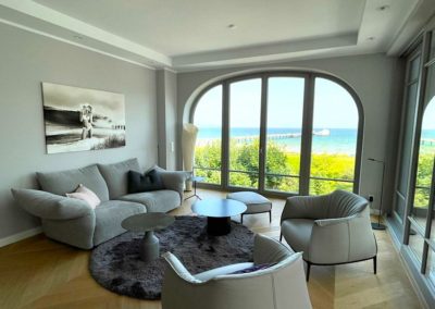 Wohnzimmer mit modernen Polstermöbel und Meerblick in der Ferienwohnung Pier in Binz