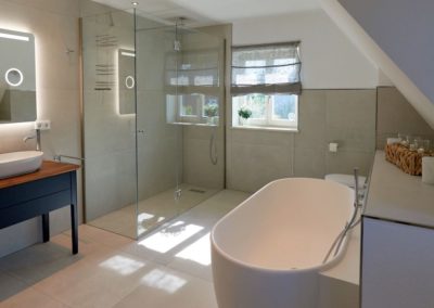 Badewanne und Dusche im Ferienhaus Reethus Mönchgut in Alt Reddevitz auf Rügen