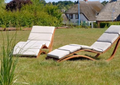 Zwei Sonnenliegen laden im Garten des Ferienhaus Reethus Mönchgut in Alt Reddevitz zum Relaxen ein
