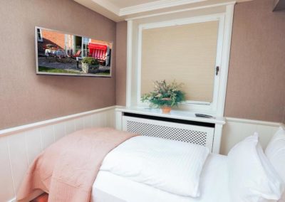 Flachbildschirm im Schlafzimmer der Ferienwohnung Niihoog in Munkmarsch