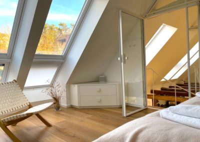 Schlafzimmer mit hohen Dachfenstern
