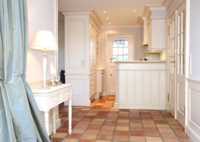 Blick vom Wohnraum in die Küche des Ferienhaus Hideaway in Kampen