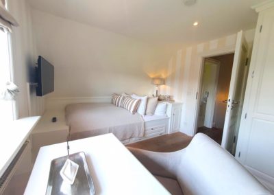 Schlafzimmer mit Doppelbett und Flatscreen im Ferienhaus Rantumhüs in Rantum auf Sylt