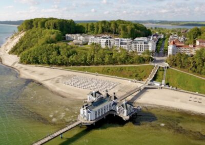 Luftaufnahme der Villa First mit Seebrücke und Meer und der Ferienwohnung Baltic Sea in Sellin auf Rügen