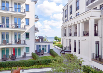 Vom Balkon der Ferienwohnung Baltic Sea in Sellin auf Rügen kann man seitlich das Meer sehen