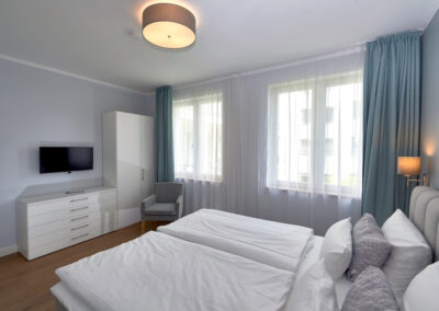 Das zweite Schlafzimmer mit Flatscreen und Doppelbett in der Ferienwohnung Baltic Sea in Sellin auf Rügen