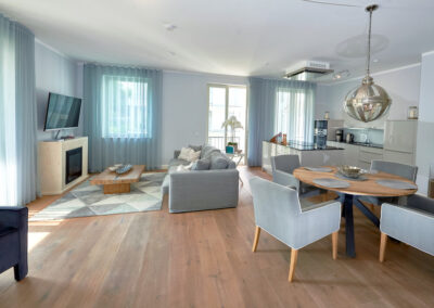 Wohnzimmer mit Kamin und Flatscreen in der Ferienwohnung Baltic Sea in Sellin auf Rügen