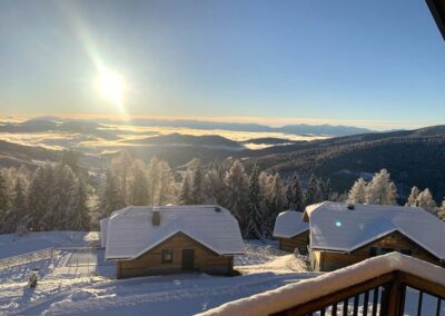 Sonnenaufgang mit Alpenblick der 11 exklusiven Ferienhäuser/ Chalets Tomtegl auf der Hochrindl/ Kärnten in Österreich