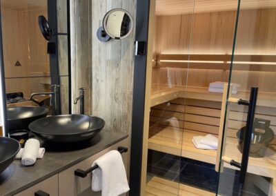 Badezimmer mit freistehender Badewanne und Sauna im Chalet Tomtegl auf der Hochrindl/ Kärnten