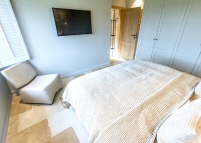 Flatscreen im Schlafzimmer im Ferienhaus Terpstich in Morsum/ Sylt