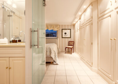Diele mit Blick in das Duschbad und Schlafzimmer der Ferienwohnung Feskerdam in Morsum auf der Insel Sylt.