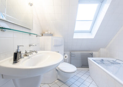 Ein zweites Bad mit Badewanne in der Ferienwohnung Heefwaihus in Morsum/ Sylt