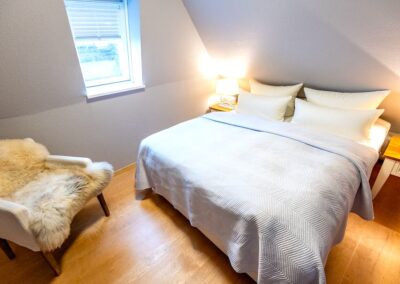 Schlafzimmer mit Meerblick in der Ferienwohnung Heefwaihus in Morsum/ Sylt