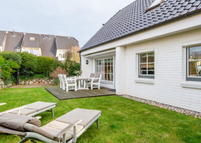Garten mit Sonnenliegen und Gartenmöbel von Garpa im Ferienhaus Rosenhus in Westerland auf Sylt
