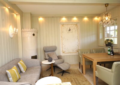 Der Wohnbereich mit Sofa und Kaminofen im Ferienhaus Watthoog in Kampen auf Sylt