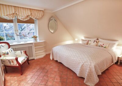 Doppelbett in Schlafzimmer der exklusiven Ferienwohnung in Archsum